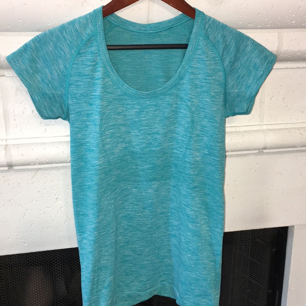 0221 Lululemon metal vent Tshirt size 8